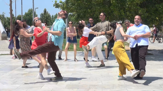 Stomping Ground: Η σχολή χορού που κάνει τα Πετράλωνα να χορεύουν swing και blues