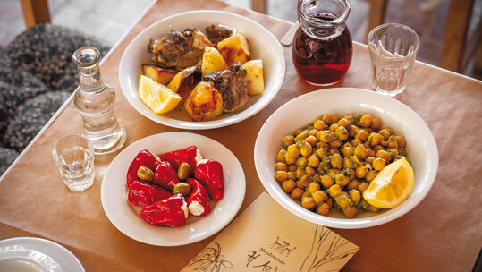 Αυλή στα Πετράλωνα: Γεύσεις που τις νιώθεις σαν μια ζεστή αγκαλιά