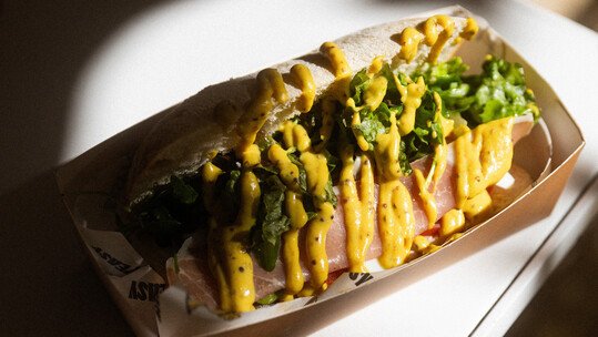 Easy Peasy: Σερβίρει όλη μέρα τη χαρούμενη διάθεση που έχουμε ανάγκη