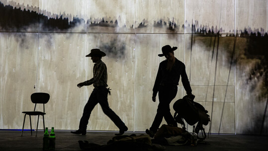 Το Brokeback Mountain, η μεγάλη επιτυχία σε σκηνοθεσία Κωνσταντίνου Ρήγου που συζητήθηκε όσο καμία άλλη φέτος και παρακολούθησαν χιλιάδες θεατές, ολοκληρώνει το ταξίδι της με δυο τελευταίες παραστάσεις στο Θέατρο Κνωσός την Δευτέρα 24 και την Τρίτη 25 Φεβ