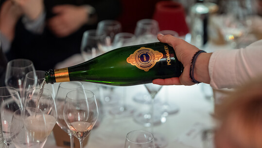 Punk Champagne: όσα έγιναν στην ανατρεπτική βραδιά με burgers, σουβλάκια, πίτσες και TOP σαμπάνιες