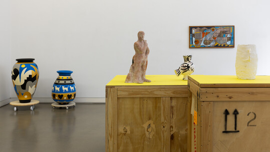 Ένα κεραμικό του Πικάσο δίπλα σε ένα πιθάρι του Cacao Rocks