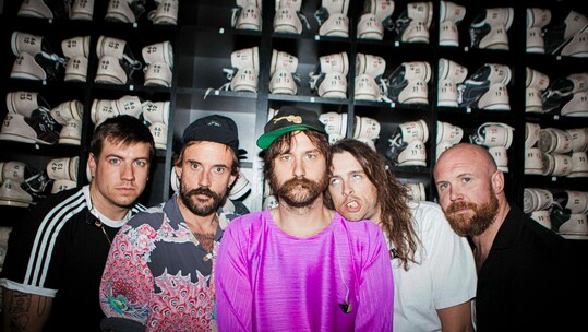 IDLES: Η Φωνή της Αντίστασης στην Κοινωνική Αδικία