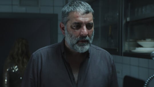 First Look: Η «ΣΠΑΣΜΕΝΗ ΦΛΕΒΑ» του Γιάννη Οικονομίδη έχει ημερομηνία κυκλοφορίας – Δείτε τα πρώτα stills