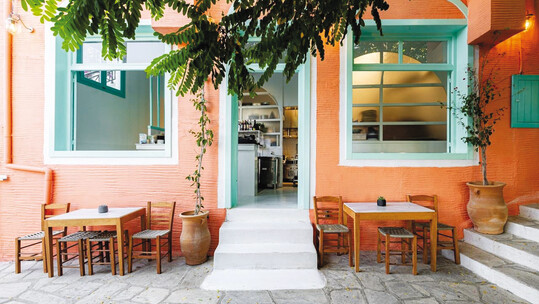 Stella’s Arnados: Ιταλική πίτσα και spritz στα καλντερίμια της Τήνου