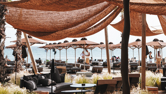The C – Beach Restaurant: Σου δίνει έναν καλό λόγο για να μείνεις καλοκαίρι στην Αθήνα