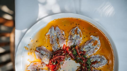 Vallis Restaurant Syrtaki: Μια ιστορία με θέα το Σούνιο και γεύσεις που μιλούν κατευθείαν στην ψυχή