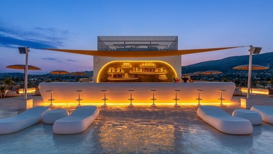 Summer nights, beach vibes & DJ sets: όλα οδηγούν στο Isla Brown Corinthia, Curio Collection by Hilton