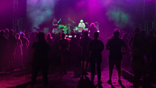 Amvrakia Music Festival: Tο καλοκαιρινό μυστικό που δεν θα θες να κρατήσεις για σένα