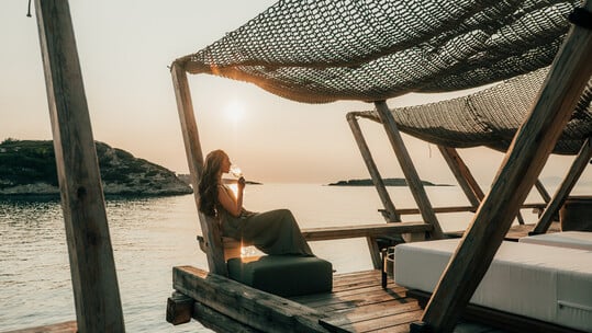 Onar Seaside Lounge: Όταν η θαλασσινή αύρα αγκαλιάζει την τέχνη της γαστρονομίας