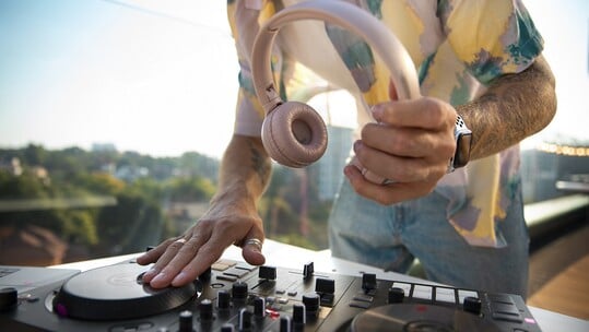 Το Bolivar Beach Club χορεύει στους ρυθμούς του Nick Warren & TRYM