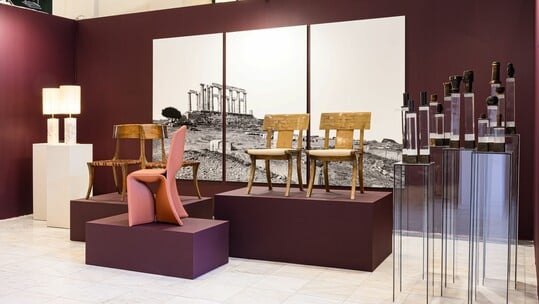 Η Stefanidou Tsoukala Gallery φέρνει στην Art Athina την εμβληματική καρέκλα Klismos
