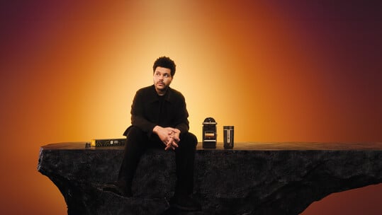 H νέα συνεργασία της Nespresso με τον The Weeknd είναι μια επιστροφή στις ρίζες της γεύσης και της δημιουργίας