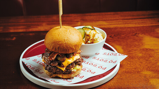 Po’ Boys: Καπνιστά κρέατα και American vibe που αλλάζουν όσα ήξερες για το μπέργκερ