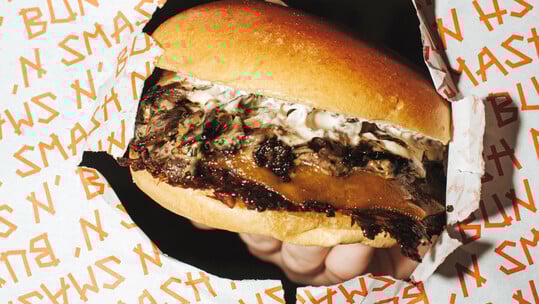 Smash'n Bun: Η νέα εποχή του smash burger μέσα από την υπογραφή του σεφ Μιχάλη Νουρλόγλου