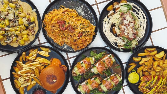 Πλατεία Θεάτρου: Η νέα τάση στη διασκέδαση της Θεσσαλονίκης