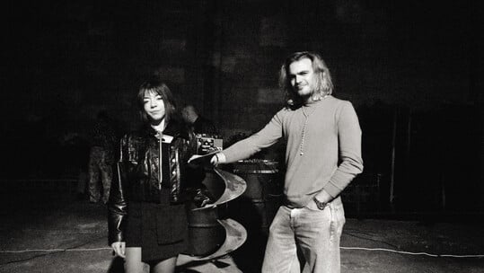 Cosmic Theatre: Το βλέμμα στρέφεται στο διάστημα διασχίζοντας ένα ερείπιο