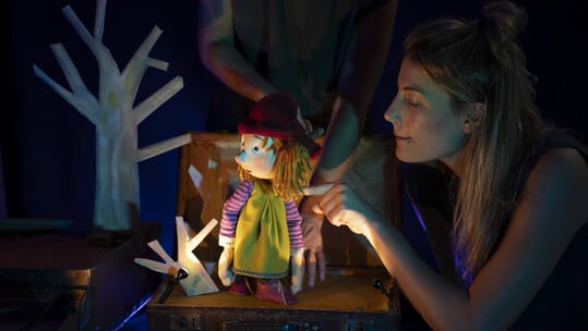 «Μ΄ένα κόκκινο σκουφί»: Το Θέατρο κούκλας Κοκού-Μουκλό και η Βάσω Γιαρένη ταξιδεύουν τα παιδιά