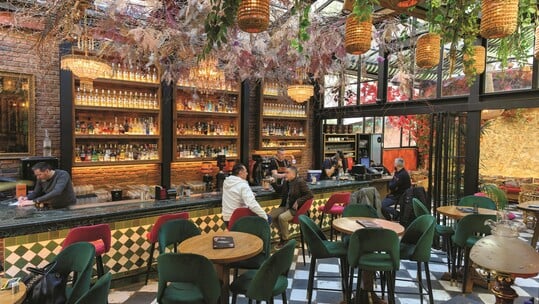 Le Grand Patron: Το στέκι του Αιγάλεω που φωτίζει τις βόλτες μας