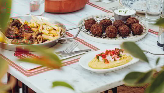 Όψον: Ξαναφέρνει στο τραπέζι τη γεύση της παρέας