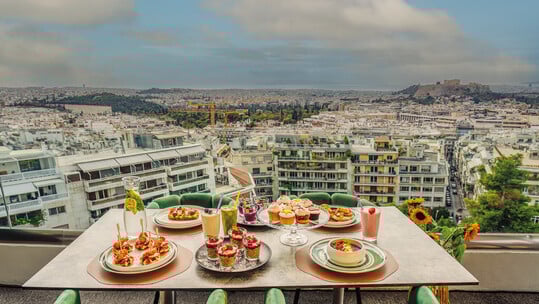 ΕΠΕΞ La Suite Rooftop Restaurant: Το πιο κυριακάτικο ραντεβού της Αθήνας έχει φόντο τον Λυκαβηττό