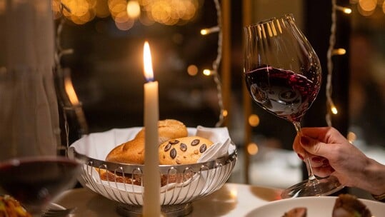 Athénée: Μια ανεπανάληπτη γαστρονομική εμπειρία στο πιο γιορτινό σκηνικό της πόλης