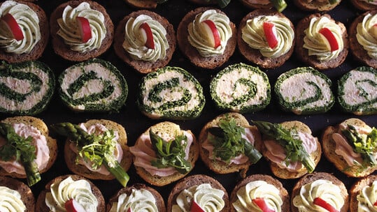 Granny’s Catering: Η «γιαγιά» που φέρνει νέα φρεσκάδα στις πιο όμορφες στιγμές μας