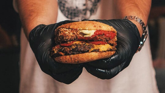 F*Smashing District Mozzart και Πραξιτέλους: Μια συνεργασία-έκπληξη και ένα μεγάλο street party στην καρδιά της Αθήνας