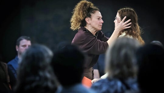 «Ολική Άμεση Συλλογική Επικείμενη Επίγεια Σωτηρία»: Μια σκοτεινά επίκαιρη θεατρική εμπειρία μεταμορφώνει τον παλιό χώρο της ΦΙΑΤ