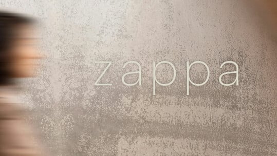 To Zappa παίρνει την σκυτάλη από την Αίγλη Ζαππείου για ένα γαστρονομικό take over από τον Χρύσανθο Καραμολέγκο