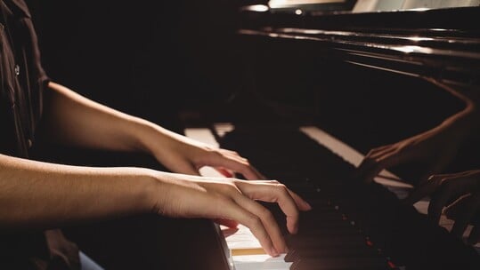 Χειμερινοί διάλογοι: Οι πιανίστριες Δανάη & Κυβέλη Dörken σε μια σπάνια μουσική βραδιά