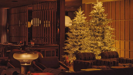 Γιορτές στα Asteria: H γειτονιά της Γλυφάδας φοράει τα καλά της και γεμίζει με εορταστικό φως