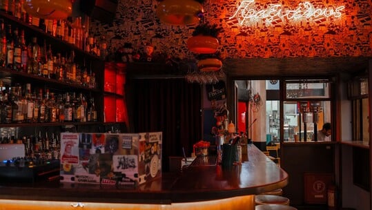 Πραξιτέλους bar: Εδώ και 16 χρόνια μάς προσφέρει τη διασκέδαση που αγαπάμε