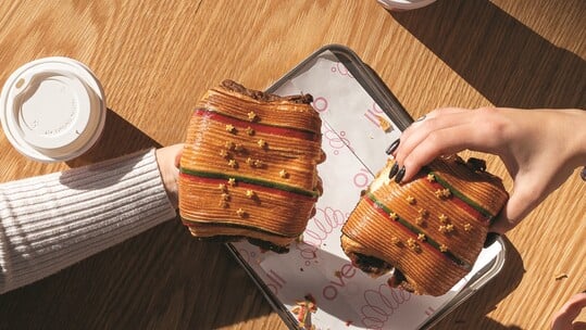 Overoll Croissanterie: Χριστούγεννα με limited εορταστικά κρουασάν και ιταλικό πανετόνε