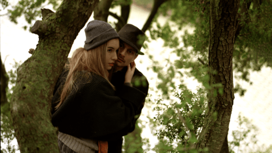 «Κίτρινο Φεγγάρι, η Μπαλάντα της Λέιλα και του Λη»: Ένα ενήλικο παραμύθι στο Θέατρο Βαφείο