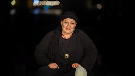 «Η Κυρά της Ρω»: Μία σπάνια θεατρική εμπειρία φωτίζει τη ζωή μιας γυναίκας που έγινε θρύλος