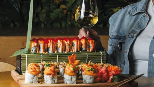 Drunk Duck: Η Καλλιθέα πίνει κοκτέιλ και τρώει σούσι