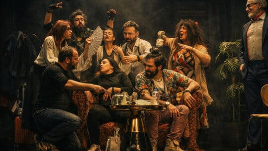 «Ο Ημιυπαίθριος»: Μια πρωτότυπη κωμωδία - φάρσα του Γιώργου Αλκαίου στο θέατρο Coronet