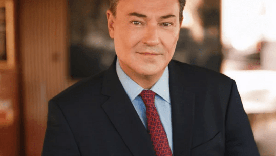 Ο Οδυσσέας Αθανασίου παρουσιάζει το βιβλίο του «Γιατί αυτοί πέτυχαν: 6 κράτη, από τη σκιά στην κορυφή»