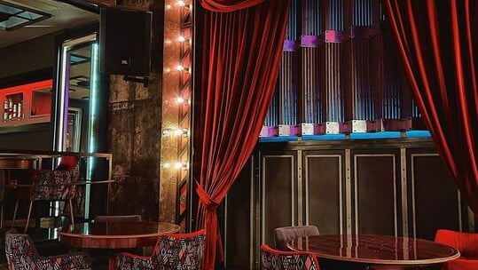 Beluga Art: Ο all-day προορισμός του Πειραιά που συνδυάζει γαστρονομία και τέχνη