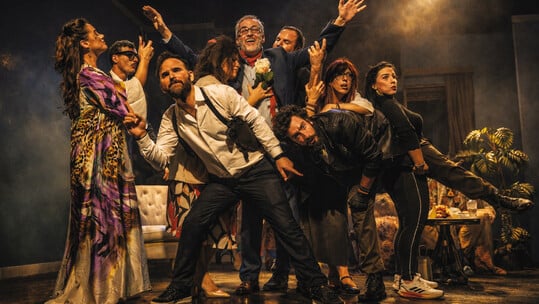 Ο Ημιυπαίθριος του Γιώργου Αλκαίου: Μια σουρεαλιστική κωμωδία για όλα τα σοβαρά της ζωής