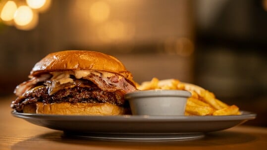 Μπαρ Μπεε Κιου x Λευτέρης Πέτρου: Νέες συνταγές, νέα γευστική ταυτότητα