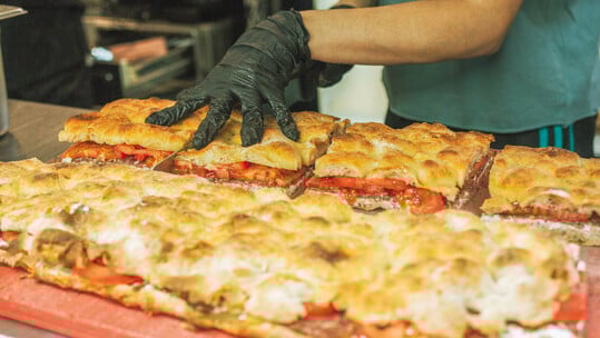 Black Salami: Ο φούρνος των Εξαρχείων που περιμένει με υπομονή τις ζύμες του