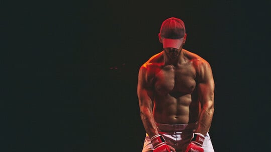 Ταπ Άουτ: Ένα ρινγκ επιβίωσης στήνεται στο θέατρο Μικρό Γκλόρια