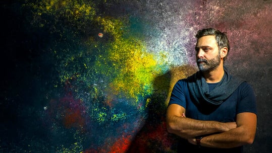 «Αθέατη Ύλη»: Η αφαίρεση ως εικαστική στάση στη νέα έκθεση του Σταύρου Δίτσιου