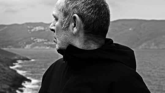 «Αυτή είναι η γειτονιά μου σκύλε»: Ο Παύλος Παυλίδης παρουσιάζει το βιβλίο του στο ΦΟΥΓΑΡΟ