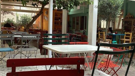 Ο Αφούσης: Η αγαπημένη ταβέρνα των Εξαρχείων επιστρέφει με νέο όνομα και την ίδια αυθεντική γοητεία