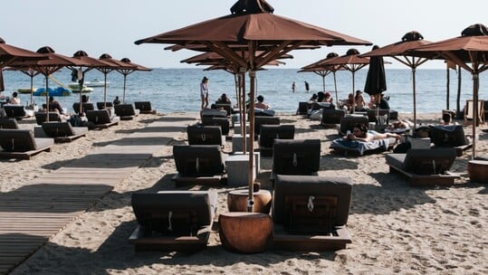 Το καλοκαίρι ξεκινά στο The C - Beach Restaurant στη Βούλα