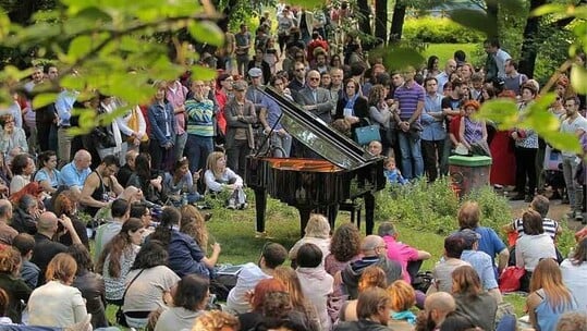 Piano City Athens 2026: H Αθήνα μετατρέπεται σε μια μεγάλη σκηνή αφιερωμένη στο πιάνο