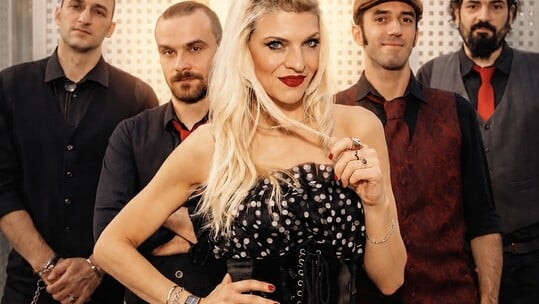 From Swing to Rock ’n’ Roll by Vanila Swing: Ένα μουσικό ταξίδι στις δεκαετίες που αγαπήσαμε
